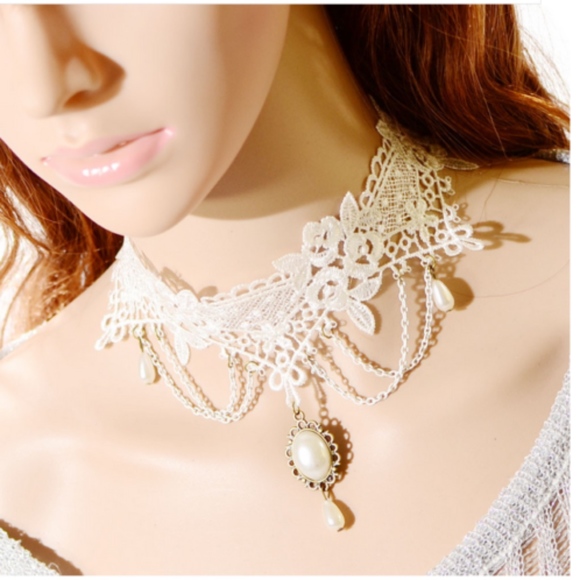 'Prim Cottage' Victorian Bridal Lace Necklace - Picture 4 of 4